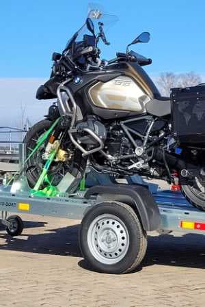 Motortrailer in rijstand met 1 geladen motorfiets