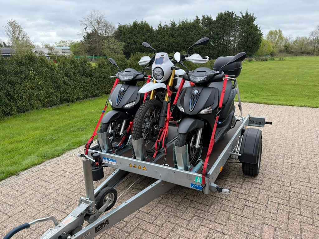 Motortrailer met 3 geladen motoren in Sint-Katelijne-Waver