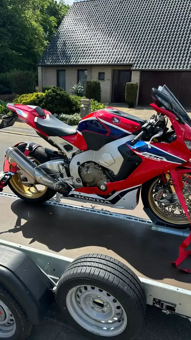 Sport motor bevestigd op een motortrailer regio Mechelen